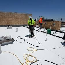 Parapet Detailing That Actually Holds — Materials Compared